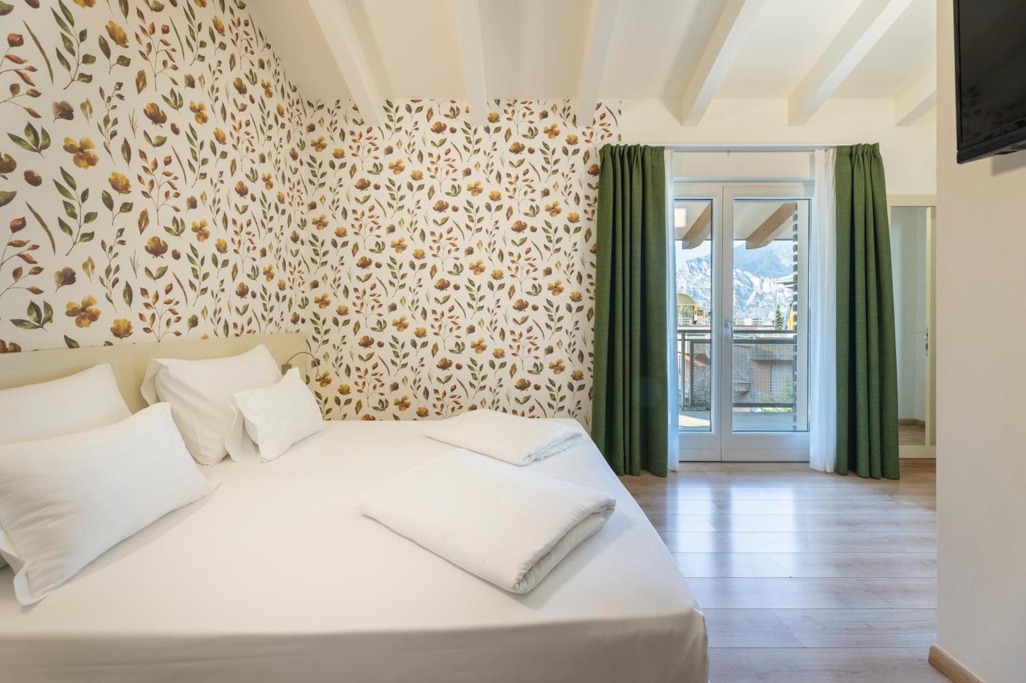 Hi Torbole - Pool & Hotel
